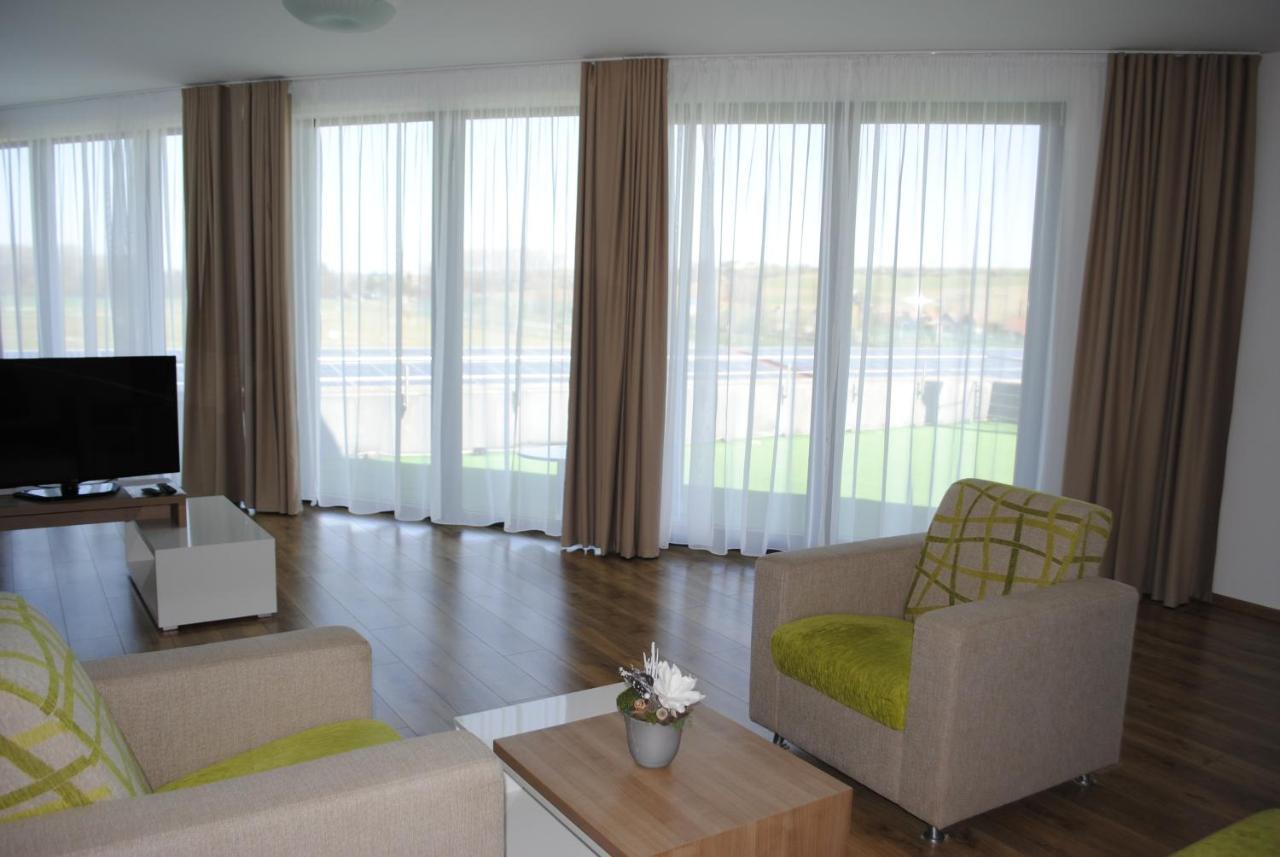 Ostrožská Nová Ves Hotel Golf Jezera מראה חיצוני תמונה