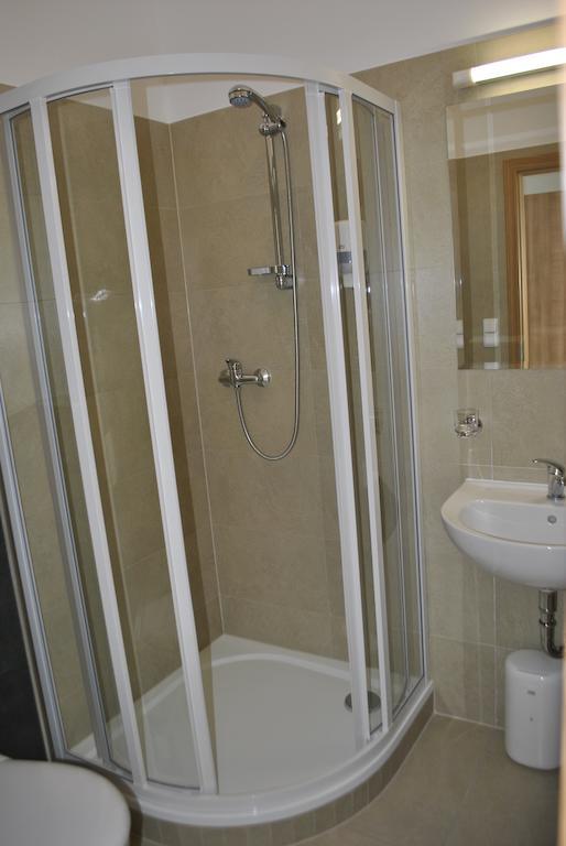Ostrožská Nová Ves Hotel Golf Jezera מראה חיצוני תמונה