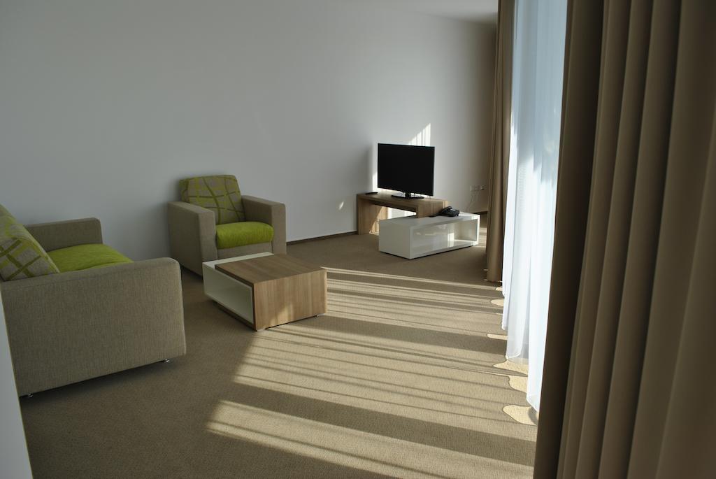 Ostrožská Nová Ves Hotel Golf Jezera מראה חיצוני תמונה