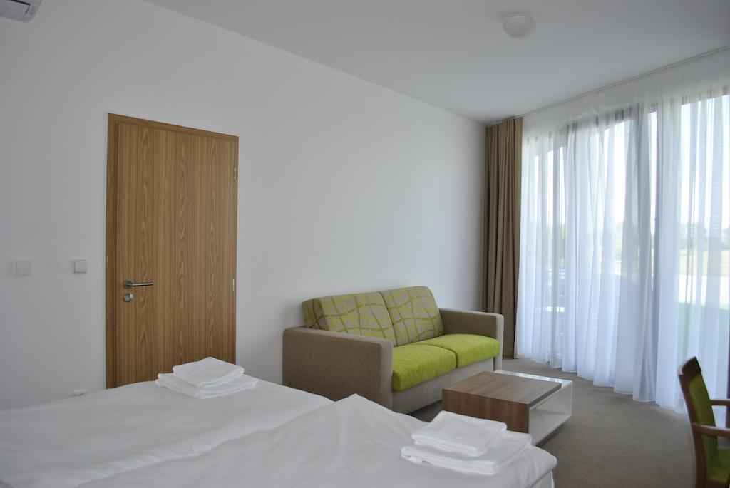 Ostrožská Nová Ves Hotel Golf Jezera מראה חיצוני תמונה
