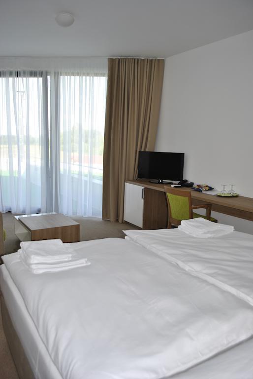 Ostrožská Nová Ves Hotel Golf Jezera מראה חיצוני תמונה