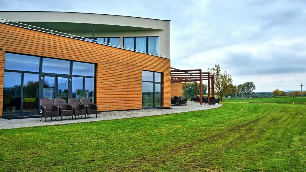 Ostrožská Nová Ves Hotel Golf Jezera מראה חיצוני תמונה