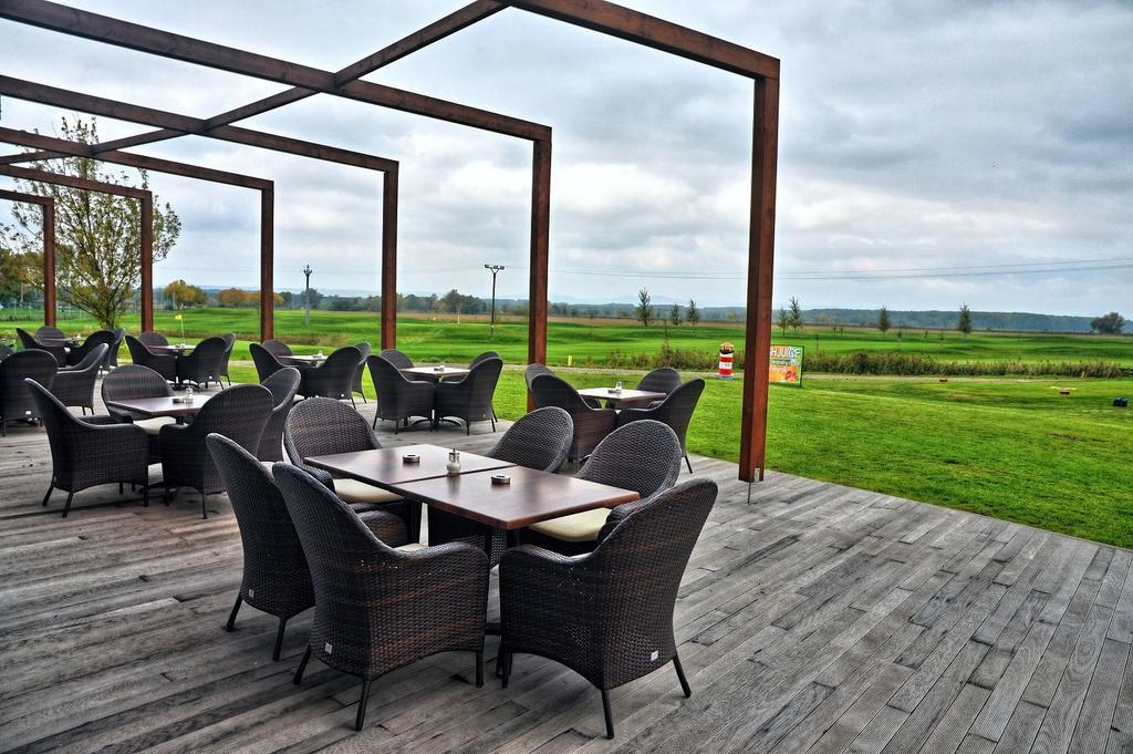Ostrožská Nová Ves Hotel Golf Jezera מראה חיצוני תמונה
