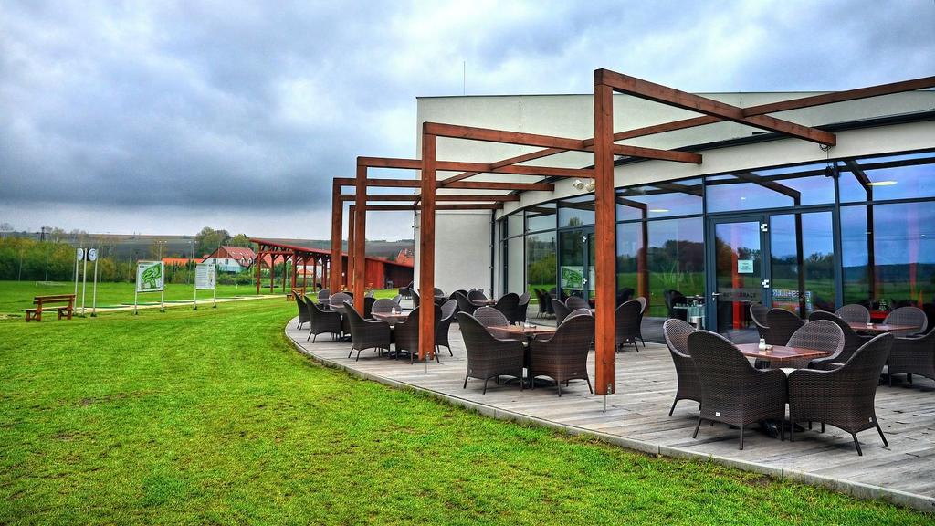 Ostrožská Nová Ves Hotel Golf Jezera מראה חיצוני תמונה
