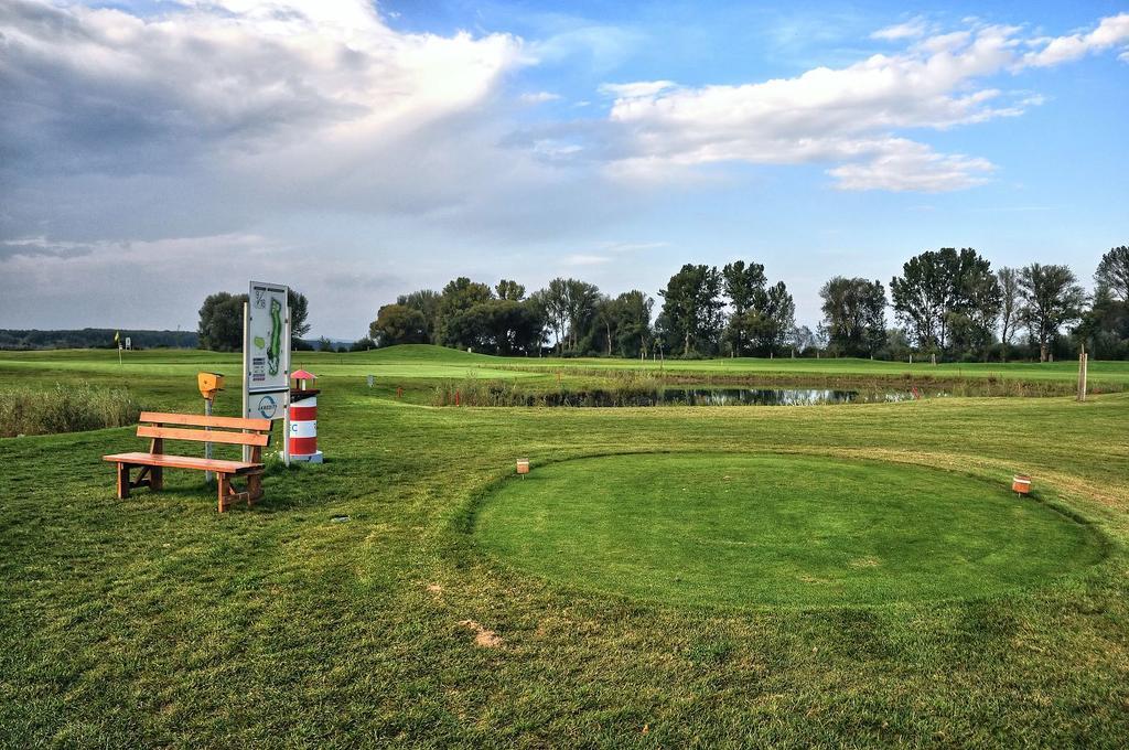 Ostrožská Nová Ves Hotel Golf Jezera מראה חיצוני תמונה