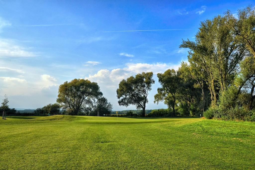 Ostrožská Nová Ves Hotel Golf Jezera מראה חיצוני תמונה